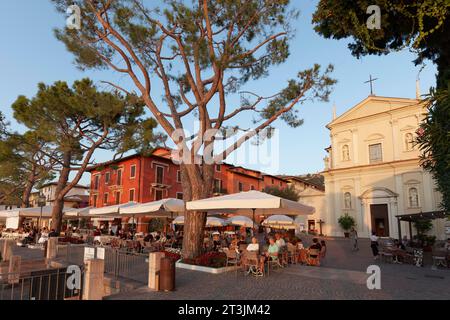 Uferpromenade und barocke Kirche Santi Pietro et Paolo, Abendlicht, historische Altstadt, Torri del Benaco, Ostufer des Gardasees, Provinz von Stockfoto