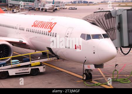 Montreal, Quebec, Kanada - 07 04 2022 : Boeing 737 MAX 8 Jet-Flugzeug von Sunwing Airlines parkt am Flughafen Montreal. Sunwing Airlines Inc., A Stockfoto