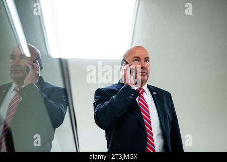 Washington, USA. Oktober 2023. Senator Mike Lee (R-UT) telefoniert am Mittwoch, den 25. Oktober, im US-Kapitol in Washington, DC. 2023. (Graeme Sloan/SIPA USA) Credit: SIPA USA/Alamy Live News Stockfoto