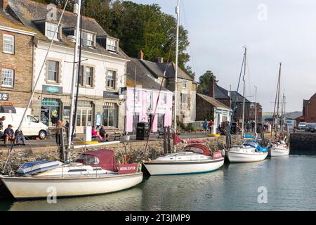 Padstow Harbour Cornwall, Segelyachten und Boote, die in diesem kornischen Hafen, Cornwall, England, Großbritannien, 2023 verankert sind Stockfoto