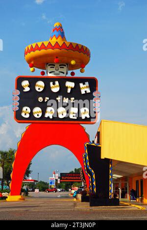 Südlich der Grenze, eine umstrittene Attraktion am Straßenrand abseits des Highway in South Carolina Stockfoto