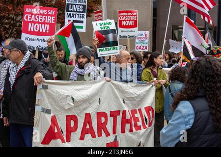 Detroit, Michigan, USA. Oktober 2023. Eine Demonstration im Bundesgebäude, organisiert von Jewish Voice for Peace und Verbündeten Palästinas, rief zu einem Waffenstillstand in Gaza auf. Die Kundgebung forderte die Senatoren und Vertreter Michigans auf, sich gegen die Versendung weiterer Waffen nach Israel zu wehren und sich stattdessen auf die Deeskalation des Konflikts zu konzentrieren. Quelle: Jim West/Alamy Live News Stockfoto