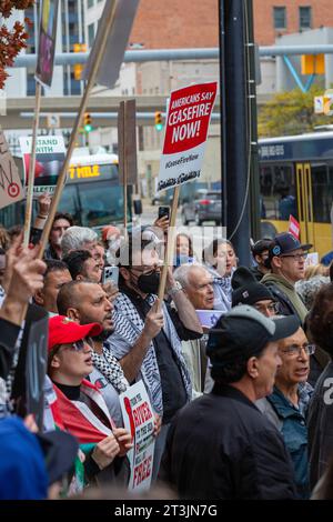 Detroit, Michigan, USA. Oktober 2023. Eine Demonstration im Bundesgebäude, organisiert von Jewish Voice for Peace und Verbündeten Palästinas, rief zu einem Waffenstillstand in Gaza auf. Die Kundgebung forderte die Senatoren und Vertreter Michigans auf, sich gegen die Versendung weiterer Waffen nach Israel zu wehren und sich stattdessen auf die Deeskalation des Konflikts zu konzentrieren. Quelle: Jim West/Alamy Live News Stockfoto