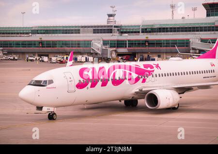 Montreal, Québec, Kanada - 07 04 2022 : das Flugzeug der Fluggesellschaft Boeing 737-800 der Swoop parkt am Flughafen Montreal. Swoop ist ein kanadischer Ultra Low Stockfoto