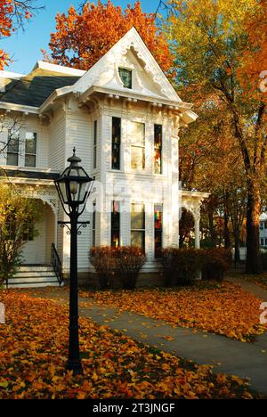 Herbstlaub und herbstliche Farbrahmen das historische President Harry S Truman House in Independence Missouri, außerhalb von Kansas City Stockfoto