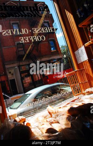 In einem kleinen Café und einer Salumeria im North End von Boston werden italienische Speisen und Spezialitäten angeboten, darunter das Brot im Fenster Stockfoto