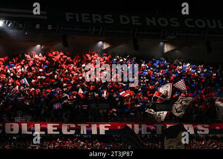 Paris, Frankreich. Oktober 2023. Die PSG-Fans zeigen ein TIFF und zeigen eine pyrotechnische Präsentation, bevor sie im Parc des Princes in Paris zum Auftakt des UEFA Champions League-Spiel antreten. Der Bildnachweis sollte lauten: Jonathan Moscrop/Sportimage Credit: Sportimage Ltd/Alamy Live News Stockfoto