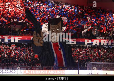 Paris, Frankreich. Oktober 2023. Die PSG-Fans zeigen ein TIFF und zeigen eine pyrotechnische Präsentation, bevor sie im Parc des Princes in Paris zum Auftakt des UEFA Champions League-Spiel antreten. Der Bildnachweis sollte lauten: Jonathan Moscrop/Sportimage Credit: Sportimage Ltd/Alamy Live News Stockfoto