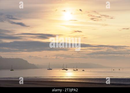Bild des Sonnenaufgangs über dem Atlantik in der Bucht von Crozon, Frankreich Stockfoto