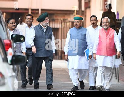 NEW DELHI, INDIEN - 25. OKTOBER: BJP-Delegation, bestehend aus Hardeep Puri, Arjun Meghwal, Radha Mohan Agarwal, Anil Baluni, OM Pathak und anderen, reist ab, nachdem sie am 25. Oktober 2023 in Nirvachan Sadan, Indien, den Wahlchef Rajiv Kumar, getroffen hatte. Die BJP-Delegation sagte nach einem Treffen mit Mitgliedern der Wahlkommission, dass Maßnahmen ergriffen werden sollten Kongressleiter Priyanka Gandhi wegen Verletzung des Musterkodex für Verhaltensweisen und des Volksvertretungsgesetzes. (Foto: Sonu Mehta/Hindustan Times/SIPA USA) Stockfoto