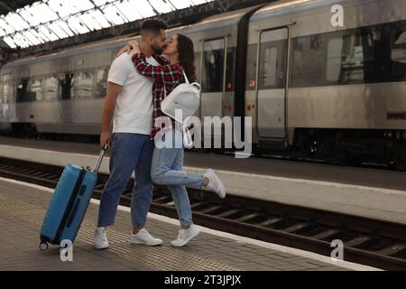 Fernbeziehung. Wunderschönes Paar, das sich auf dem Bahnsteig des Bahnhofs küsst Stockfoto