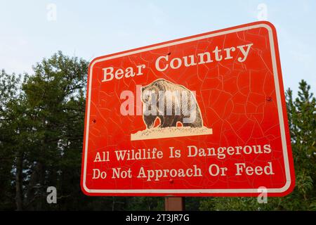 Ein Schild am Eingang von Two Medicine warnt Besucher vor Grizzlybären im Glacier National Park, Montana. Stockfoto