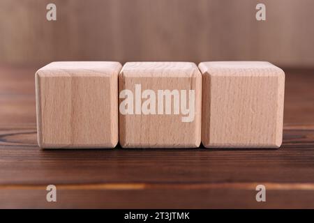 Würfel mit der Abkürzung ISO auf Holztisch, Großansicht Stockfoto