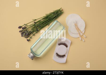 Flache Lay-Komposition mit Make-up-Entferner und Lavendel auf gelbem Hintergrund Stockfoto