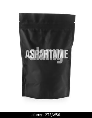 Aspartam. Schwarze Folienverpackung mit künstlichem Süßungsmittel auf weißem Hintergrund Stockfoto