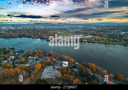 Kanadischer Herbst in Laval, aus der Vogelperspektive Stockfoto