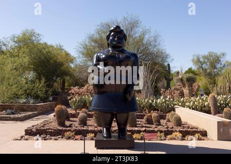 Figürlicher Künstler, Bildhauer Fernando Botero: Gekleidete Frau Skulptur im Desert Botanical Garden in Phoenix, Arizona: 22. Oktober 2023 USA, Phoenix Stockfoto