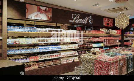 Innenansicht des berühmten Lindt Schokoladenladens im Kölner Schokoladenmuseum am Rheinufer in Deutschland. Stockfoto