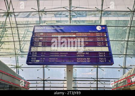 Abfahrtstafel am Hochgeschwindigkeitsbahnterminal am Flughafen Frankfurt in Deutschland. Stockfoto