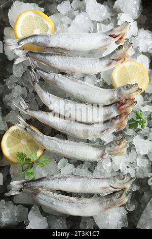 Gefrorener Shisamo-Fisch auf Holztisch, Blick von oben. Ikan Cipung Stockfoto