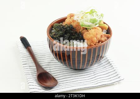 Chicken Karaage Reisschale mit Nori-Flakes und geröstetem Sesamsamen auf weißem Tisch Stockfoto