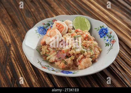 Nahaufnahme Sambal Ganja, Sour Shrimp Sauce Sambel mit Bilimbi Belimbing Wuluh, Chilli und Limette. Spezialgericht mit Sauce aus Aceh, Indonesien Stockfoto