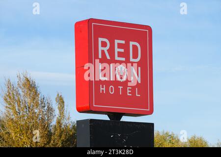 Ellensburg, WA, USA - 20. Oktober 2023; Schild für Red Lion Hotel in Rot und weiß vor blauem Himmel in Ellensburg Washington Stockfoto