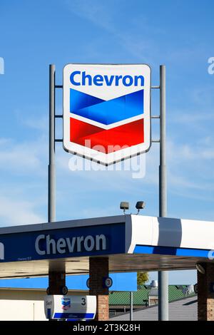 Ellensburg, WA, USA - 20. Oktober 2023; großes Firmenzeichen von Chevron an der Tankstelle mit Logo tagsüber Stockfoto