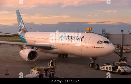 Montreal, Québec, Kanada - 07 04 2022 : Airbus A330 Jet Airliner von Air Transat parkt am Flughafen Montreal. Air Transat ist eine kanadische Fluggesellschaft Stockfoto