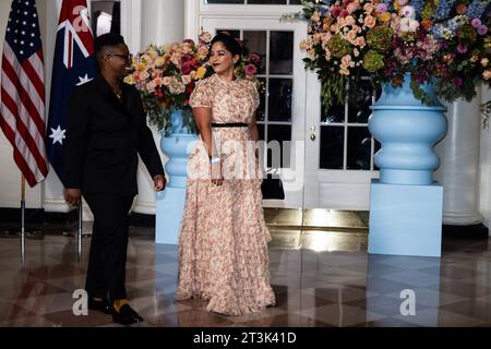 Washington, Usa. Februar 2019. Gäste kommen am 25. Oktober 2023 zum Staatsessen zu Ehren des australischen Premierministers Anthony Albanese im Weißen Haus in Washington an. Foto: Tierney Cross/ABACAPRESS.COM Credit: Abaca Press/Alamy Live News Stockfoto