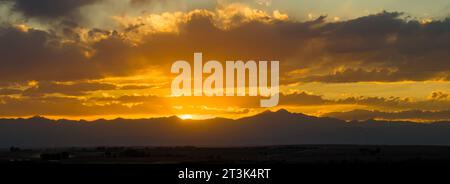 Inspiriertes, goldenes Bergpanorama bei Sonnenuntergang über die North Range Mountains in colorado aus greeley colorado Weld County Stockfoto