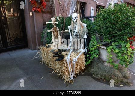Halloween-Dekorationen bedecken den Eingang und die Treppe eines Greenwich Village Stadthauses in New York, New York, Donnerstag, 19. Oktober 2023. (Foto: Gordon Donovan) Stockfoto