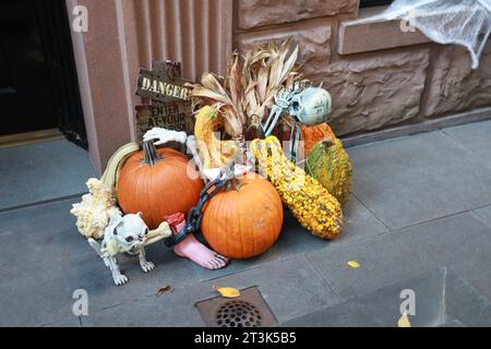 Halloween-Dekorationen bedecken den Eingang und die Treppe eines Greenwich Village Stadthauses in New York, New York, Donnerstag, 19. Oktober 2023. (Foto: Gordon Donovan) Stockfoto