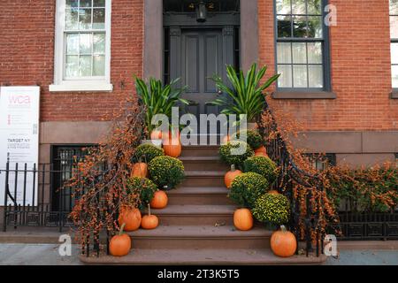 Bunte Halloween-Kürbisse bedecken die Treppe eines Greenwich Village Stadthauses in New York, New York, Mittwoch, 25. Oktober 2023. (Foto: Gordon Donovan) Stockfoto