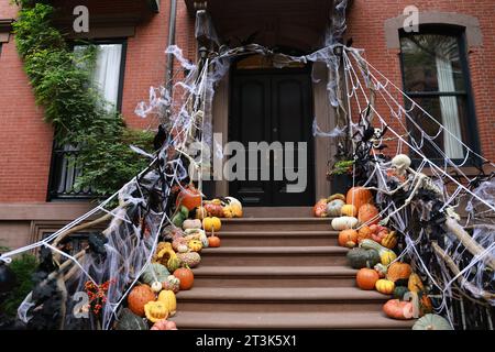 Halloween-Dekorationen und Kürbisse bedecken die Treppen eines Greenwich Village Stadthauses in New York, New York, Mittwoch, 25. Oktober 2023. (Foto: Gordon Donovan) Stockfoto
