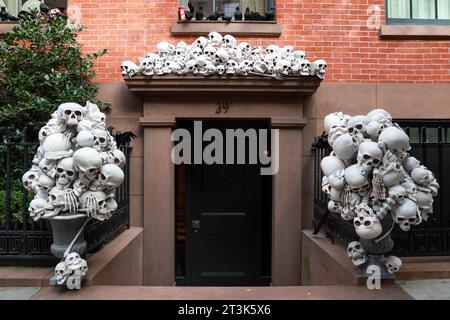 Halloween-Dekorationen bedecken den Eingang und die Treppe eines Greenwich Village Stadthauses in New York, New York, Mittwoch, 25. Oktober 2023. (Foto: Gordon Donovan) Stockfoto