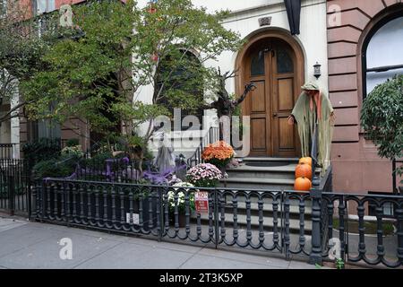 Sehr gruselige Kreaturen schmücken den Eingang eines Greenwich Village Stadthauses in New York, New York, Mittwoch, 25. Oktober 2023. (Foto: Gordon Donovan) Stockfoto
