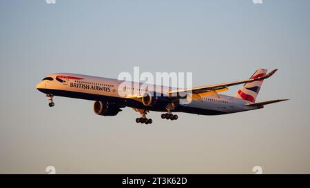 Richmond, British Columbia, Kanada. 30. September 2023. Ein British Airways Airbus A350-1000-Jetliner (G-XWBM) im Endanflug zur Landung auf dem Vancouver International Airport. (Credit Image: © Bayne Stanley/ZUMA Press Wire) NUR REDAKTIONELLE VERWENDUNG! Nicht für kommerzielle ZWECKE! Stockfoto