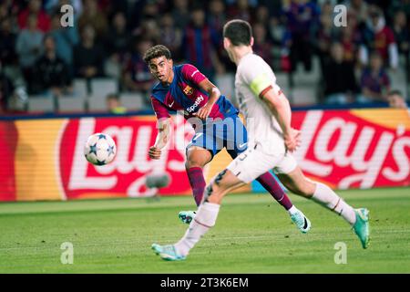 Barcelona, Spanien. Oktober 2023. Lamine Yamal (L) von Barcelona schießt während des Spiels der Gruppe H der UEFA Champions League zwischen dem FC Barcelona und Shakhtar Donetsk in Barcelona, Spanien, am 25. Oktober 2023. Quelle: Joan Gosa/Xinhua/Alamy Live News Stockfoto