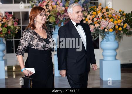 Washington, Usa. Oktober 2023. Der ehrenwerte Jack Reed, US-Senator und Mrs. Helen Reed kommen am Mittwoch, den 25. Oktober 2023, zum Staatsessen zu Ehren des australischen Premierministers Anthony Albanese im Weißen Haus in Washington, DC. Foto: Tierney Cross/UPI Credit: UPI/Alamy Live News Stockfoto