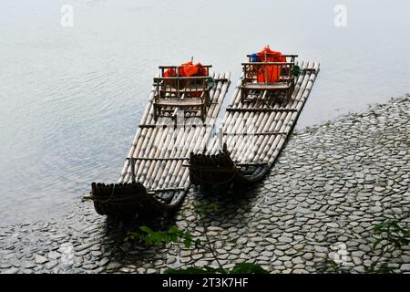 Foto von zwei traditionellen Bambusflößen im chinesischen Stil, die an der Küste vertäut sind Stockfoto