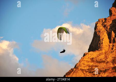 Foto vom Gleitschirmfliegen in den Bergen Stockfoto