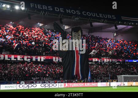 Paris, Frankreich 25.10.2023, PSG-Fans stellen einen riesigen tifo aus, der den französischen Schauspieler Jean-Paul BELMONDO während des Fußballspiels der Gruppe F zwischen Paris Saint-Germain und dem AC Milan am 25. Oktober 2023 im Parc des Princes Stadion in Paris vertritt Stockfoto