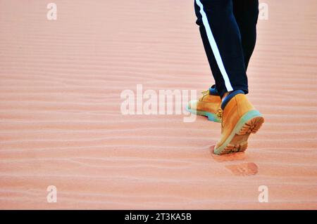 Person, die in der Wüste Wadi Rum in Jordanien unterwegs ist, wo das marsähnlichste Gelände der Erde ist. Stockfoto