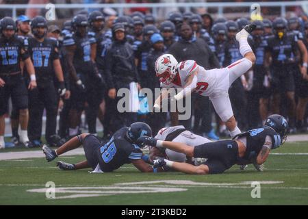 Marist Red Foxes Running Back Tristan Shannon #22 wird von den Verteidigern während des NCAA-Fußballspiels gegen die Columbia Lions im Robert K. Kraft Field im Lawrence A. Wien Stadium in New York, New York, am Samstag, den 7. Oktober 2023, besiegt. (Foto: Gordon Donovan) Stockfoto