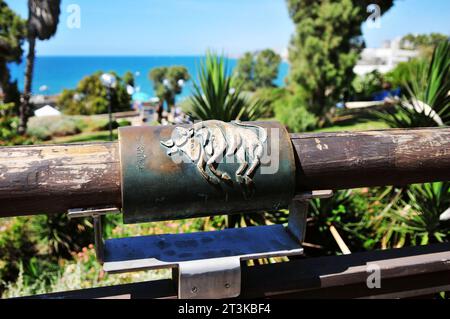 Eine sehr markante Dekoration an der Leitplanke ist in Jaffa, Tel Aviv Stockfoto