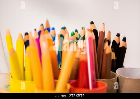 Berlin, Deutschland. Oktober 2023. Buntstifte in einer Berliner Kindertagesstätte. Heute (26. Oktober 2023) planen der Berliner Senator für Bildung Günther-Wünsch und die Berliner Staatssekretärin Liecke, das Konzept für das Kita-Chancenjahr-Versprechen der Koalition zu präsentieren. Um Sprachdefizite bei Kindern frühzeitig zu fördern und zu erkennen, wird das Kita-Chancenjahr in erster Linie Kindern zugute kommen, die noch nicht in die Sprachbewertung einbezogen wurden und daher keine Sprachförderung erhalten haben. Quelle: Christoph Soeder/dpa/Alamy Live News Stockfoto