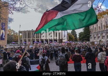 Ein Demonstrant schwingt während der Demonstration eine palästinensische Flagge auf dem Roten Platz der Universität von Washington. Diese Veranstaltung wurde von „Super UW“ veranstaltet, einer von Studenten geleiteten Organisation, die sich der Befreiungsbewegung widmet. Ihr Werbematerial, das Anfang der Woche auf Facebook verbreitet wurde, sorgte in der Community für Aufsehen. Der Flyer selbst enthielt fesselnde Kunstwerke, in denen Einzelpersonen Schilder und Fahnen mit Slogans wie „Freies Palästina“ und „Befürworten für die UW, die Beziehungen mit der Boeing-Firma zu trennen“ zeigten, während andere Friedenszeichen mit t machten Stockfoto