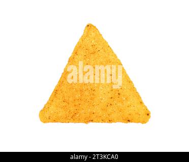 Einzelner Nacho-Chip auf weißem Hintergrund Stockfoto