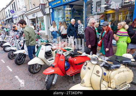 Clitheroe Lancashire, im Jahr 2023, die jährliche Ribble Valley Scooter Rallye, sah rund 500 Motorroller bei der 3-Tage-Rallye in England, Großbritannien im September 2023. Stockfoto